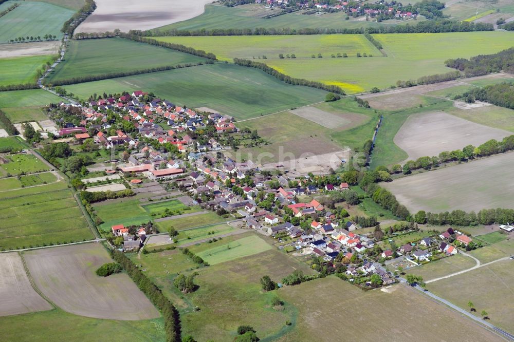 Nudow aus der Vogelperspektive: Dorf - Ansicht am Rande von landwirtschaftlichen Feldern in Nudow im Bundesland Brandenburg, Deutschland