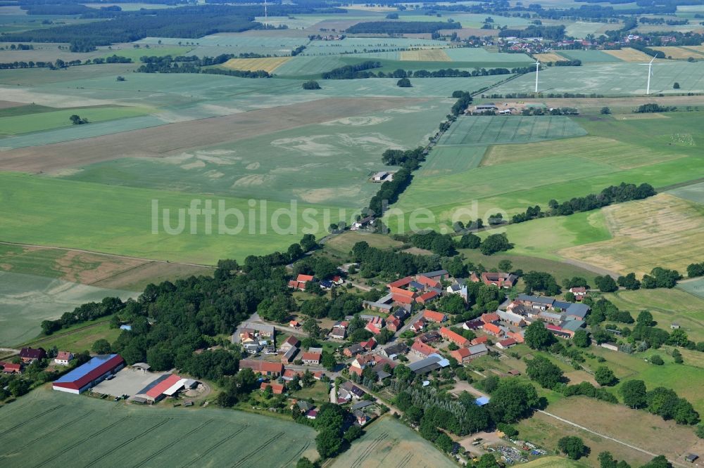 Sarnow aus der Vogelperspektive: Dorf - Ansicht am Rande von landwirtschaftlichen Feldern in Sarnow im Bundesland Brandenburg, Deutschland