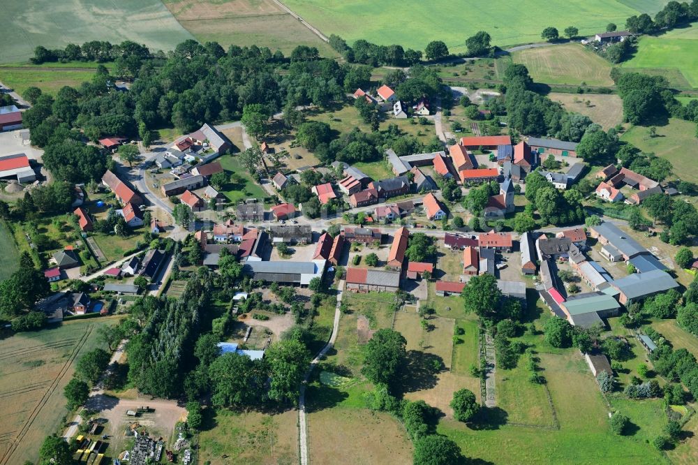 Luftbild Sarnow - Dorf - Ansicht am Rande von landwirtschaftlichen Feldern in Sarnow im Bundesland Brandenburg, Deutschland