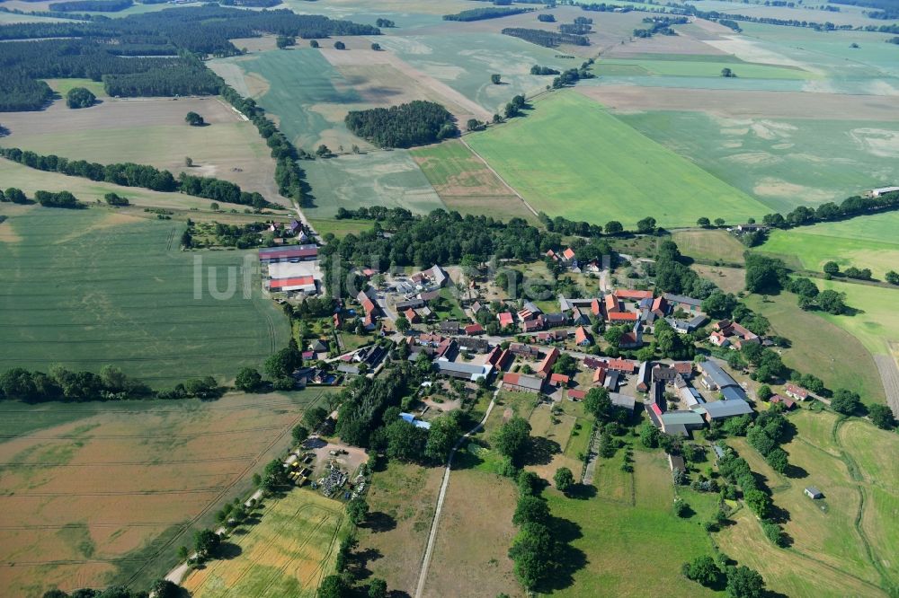 Luftaufnahme Sarnow - Dorf - Ansicht am Rande von landwirtschaftlichen Feldern in Sarnow im Bundesland Brandenburg, Deutschland