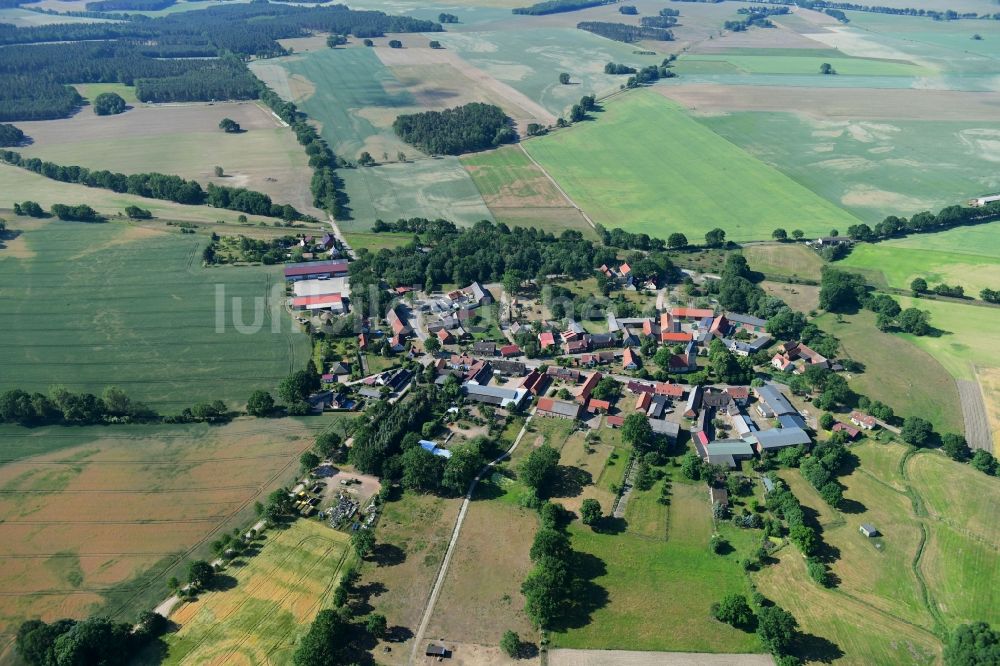 Sarnow von oben - Dorf - Ansicht am Rande von landwirtschaftlichen Feldern in Sarnow im Bundesland Brandenburg, Deutschland
