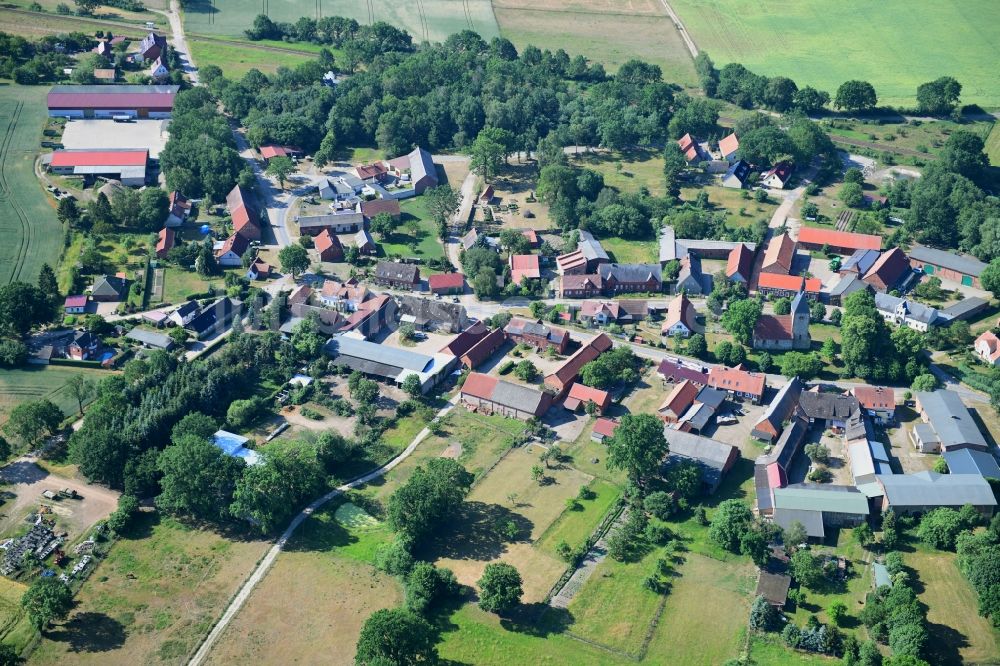 Sarnow aus der Vogelperspektive: Dorf - Ansicht am Rande von landwirtschaftlichen Feldern in Sarnow im Bundesland Brandenburg, Deutschland