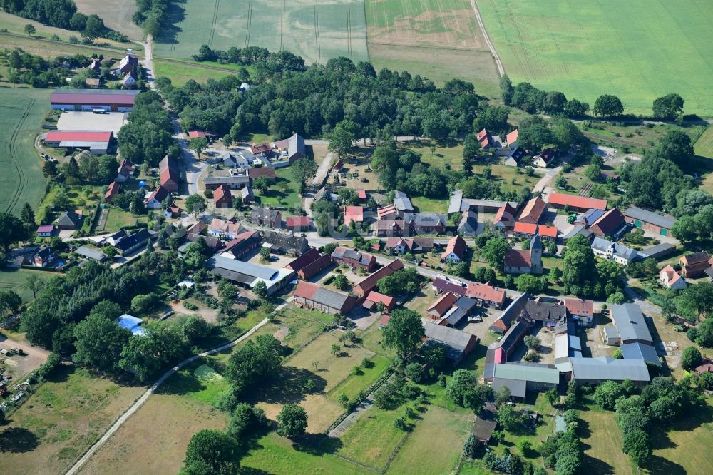 Luftbild Sarnow - Dorf - Ansicht am Rande von landwirtschaftlichen Feldern in Sarnow im Bundesland Brandenburg, Deutschland