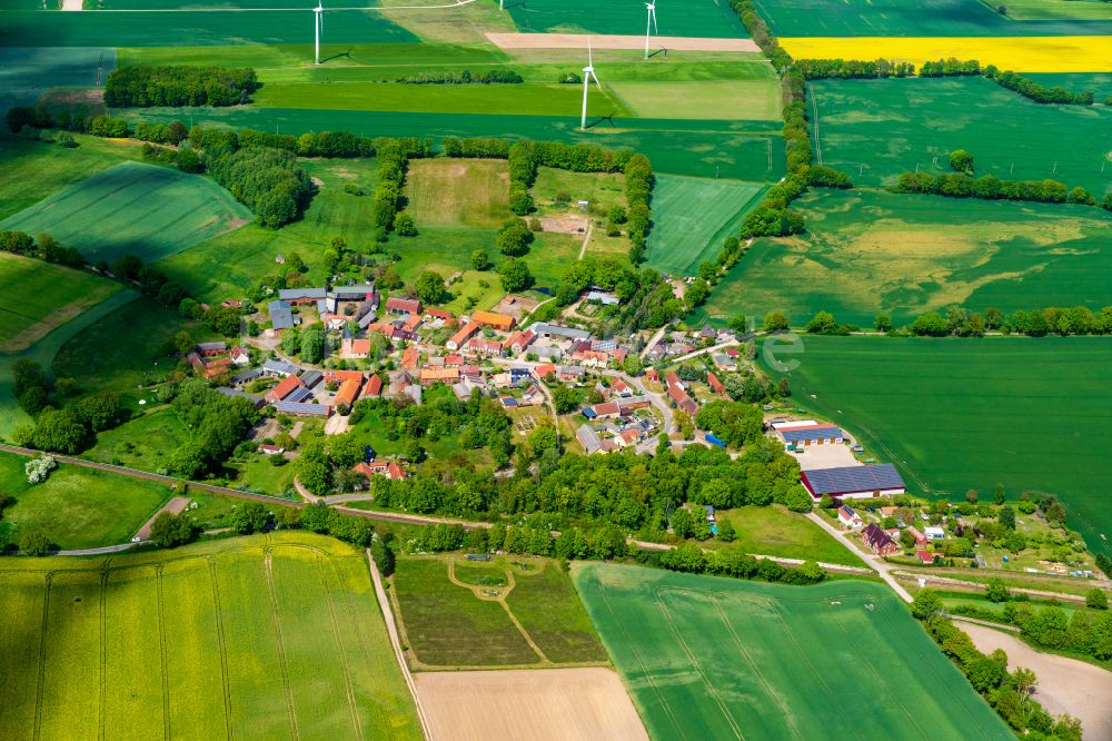 Sarnow von oben - Dorf - Ansicht am Rande von landwirtschaftlichen Feldern in Sarnow im Bundesland Brandenburg, Deutschland
