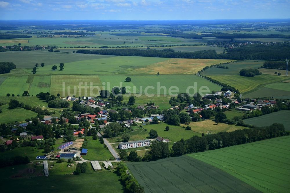Luftbild Werder - Dorf - Ansicht am Rande von landwirtschaftlichen Feldern in Werder im Bundesland Mecklenburg-Vorpommern, Deutschland