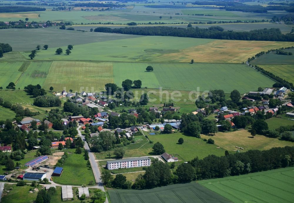 Luftaufnahme Werder - Dorf - Ansicht am Rande von landwirtschaftlichen Feldern in Werder im Bundesland Mecklenburg-Vorpommern, Deutschland