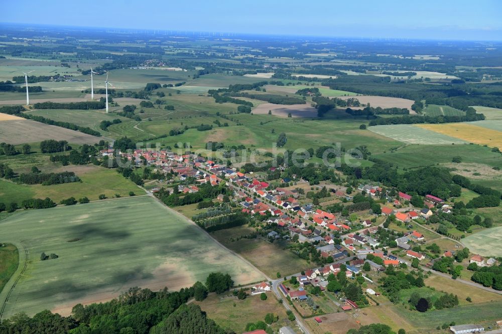 Luftaufnahme Wutike - Dorf - Ansicht am Rande von landwirtschaftlichen Feldern in Wutike im Bundesland Brandenburg, Deutschland