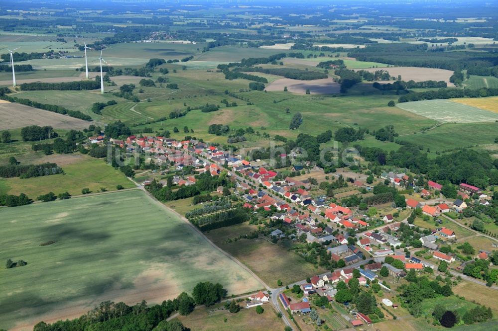 Wutike von oben - Dorf - Ansicht am Rande von landwirtschaftlichen Feldern in Wutike im Bundesland Brandenburg, Deutschland