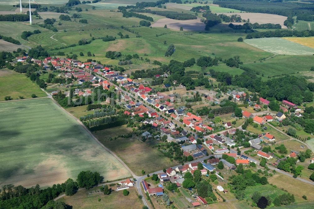 Wutike aus der Vogelperspektive: Dorf - Ansicht am Rande von landwirtschaftlichen Feldern in Wutike im Bundesland Brandenburg, Deutschland