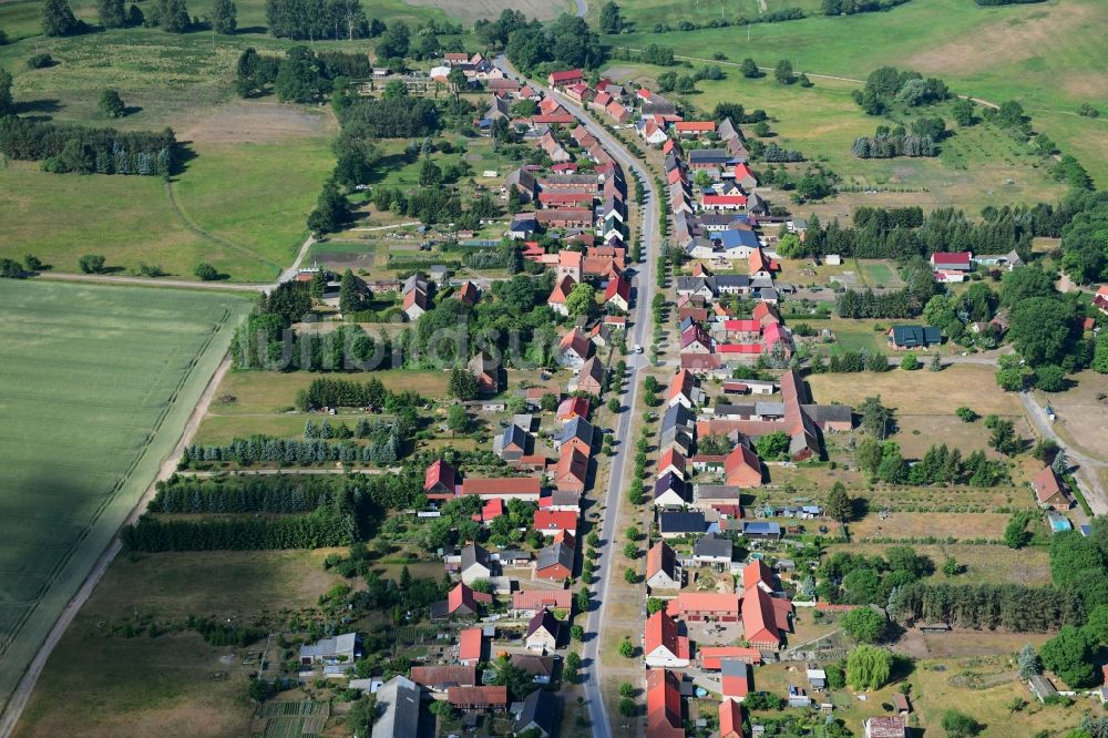 Luftbild Wutike - Dorf - Ansicht am Rande von landwirtschaftlichen Feldern in Wutike im Bundesland Brandenburg, Deutschland