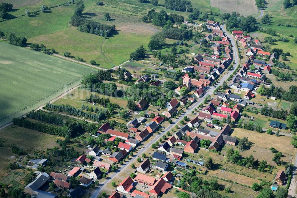 Wutike aus der Vogelperspektive: Dorf - Ansicht am Rande von landwirtschaftlichen Feldern in Wutike im Bundesland Brandenburg, Deutschland
