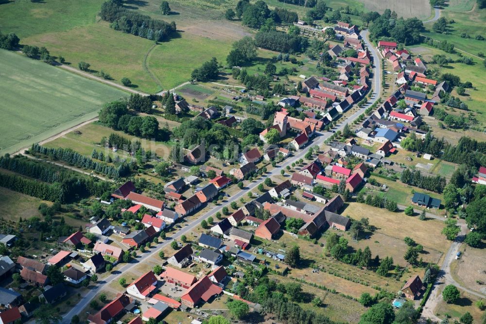 Luftbild Wutike - Dorf - Ansicht am Rande von landwirtschaftlichen Feldern in Wutike im Bundesland Brandenburg, Deutschland