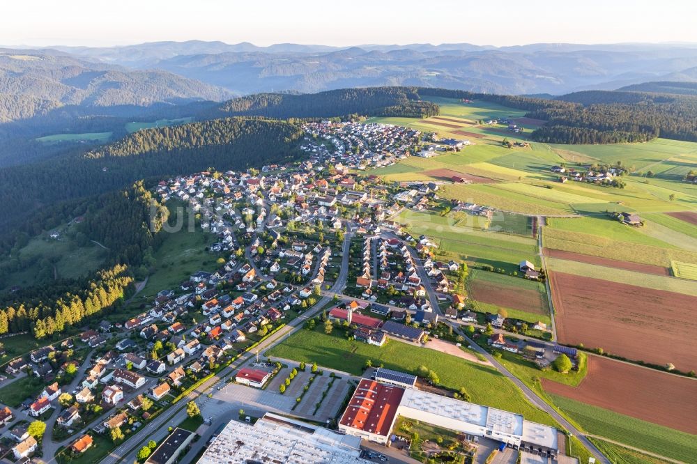 Aichhalden von oben - Dorf - Ansicht am Rande Waldgebieten in Aichhalden im Bundesland Baden-Württemberg, Deutschland