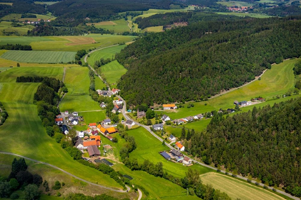 Alleringhausen von oben - Dorf - Ansicht am Rande Waldgebieten in Alleringhausen im Bundesland Hessen, Deutschland