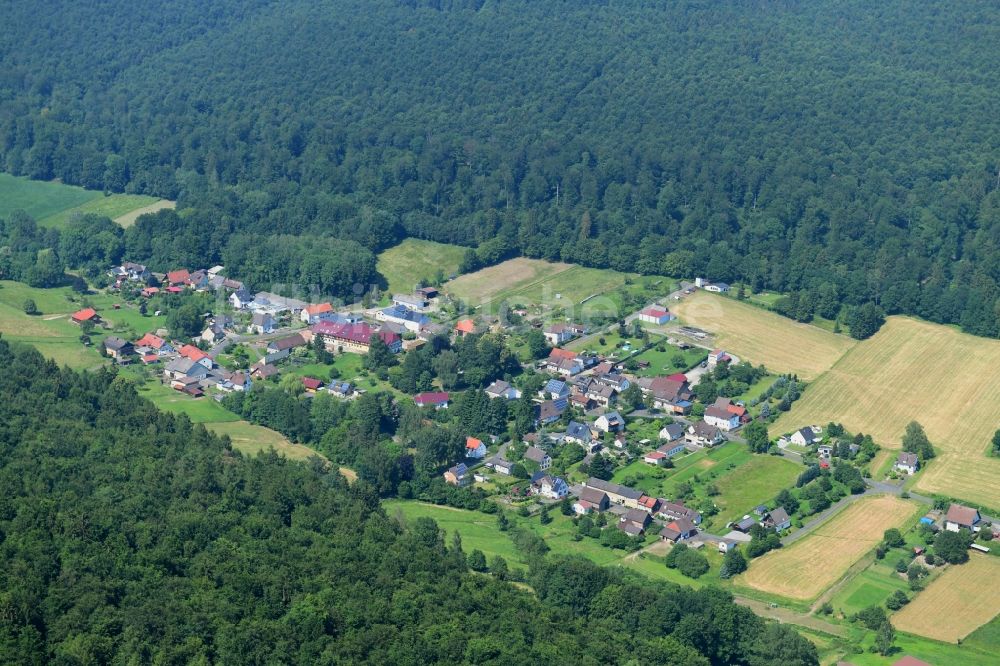 Luftaufnahme Amelith - Dorf - Ansicht am Rande Waldgebieten in Amelith im Bundesland Niedersachsen, Deutschland