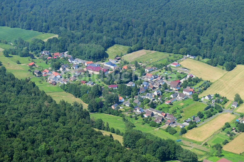 Amelith von oben - Dorf - Ansicht am Rande Waldgebieten in Amelith im Bundesland Niedersachsen, Deutschland