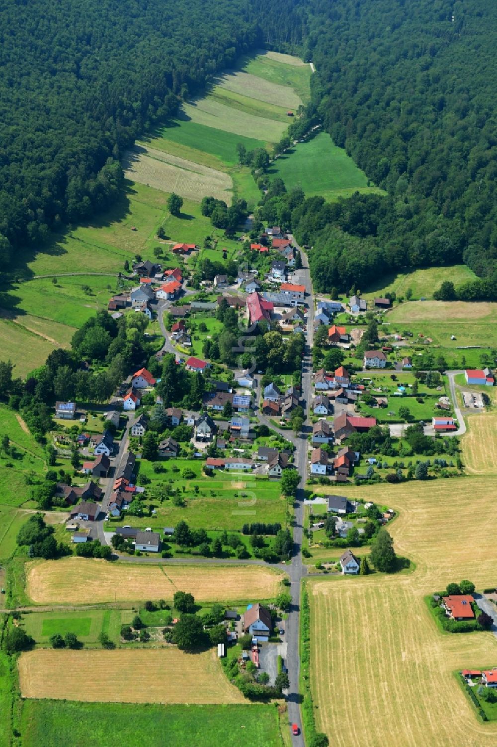 Luftbild Amelith - Dorf - Ansicht am Rande Waldgebieten in Amelith im Bundesland Niedersachsen, Deutschland