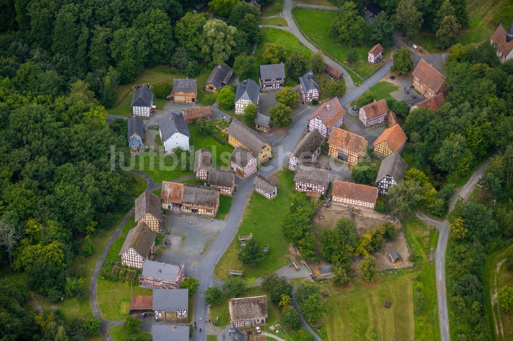 Anspach aus der Vogelperspektive: Dorf - Ansicht am Rande von Waldgebieten in Anspach im Bundesland Hessen, Deutschland