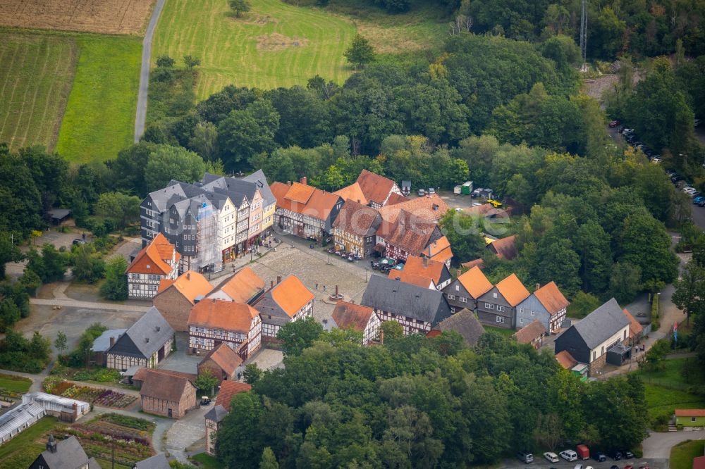 Anspach von oben - Dorf - Ansicht am Rande von Waldgebieten in Anspach im Bundesland Hessen, Deutschland
