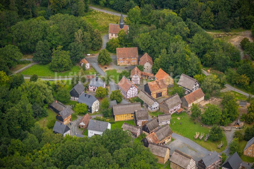 Luftaufnahme Anspach - Dorf - Ansicht am Rande von Waldgebieten in Anspach im Bundesland Hessen, Deutschland
