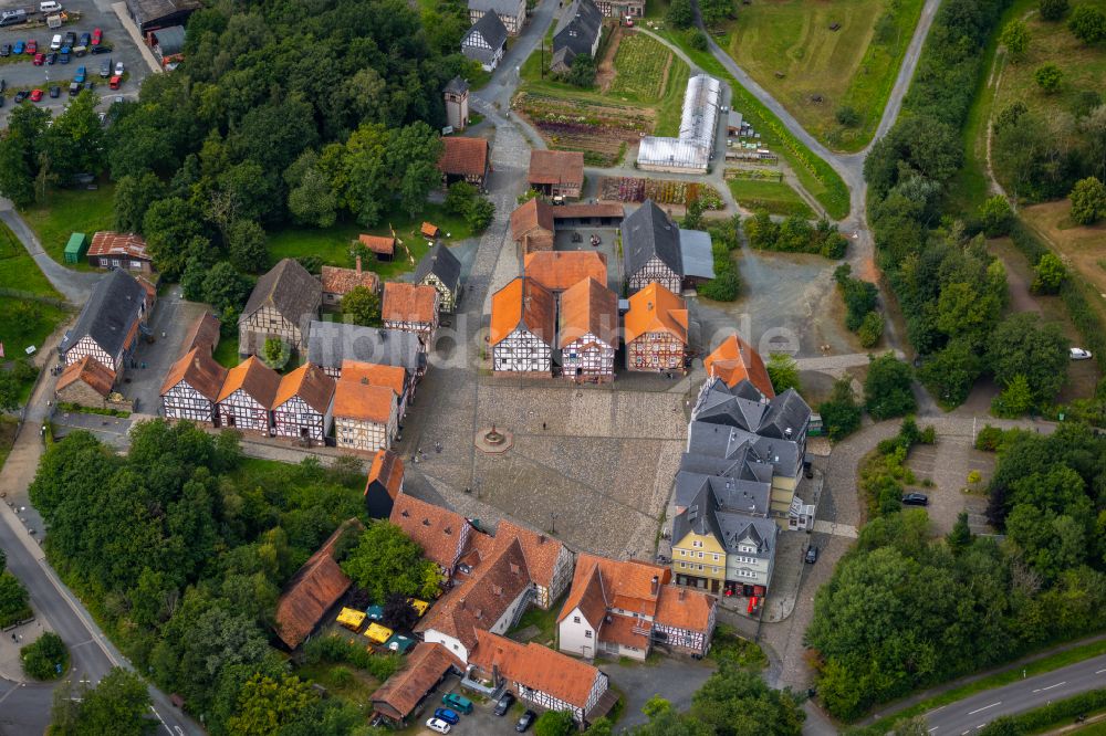 Anspach von oben - Dorf - Ansicht am Rande von Waldgebieten in Anspach im Bundesland Hessen, Deutschland