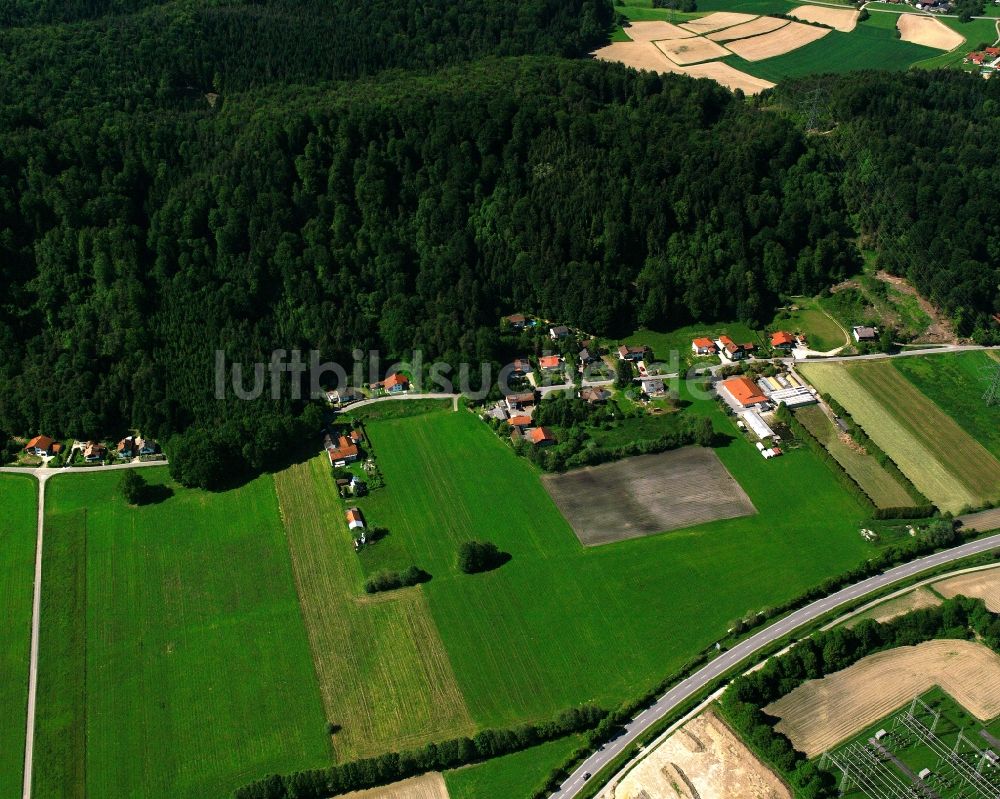 Atzing von oben - Dorf - Ansicht am Rande Waldgebieten in Atzing im Bundesland Bayern, Deutschland