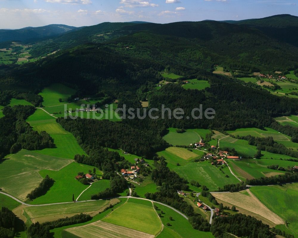 Außerirlach von oben - Dorf - Ansicht am Rande Waldgebieten in Außerirlach im Bundesland Bayern, Deutschland