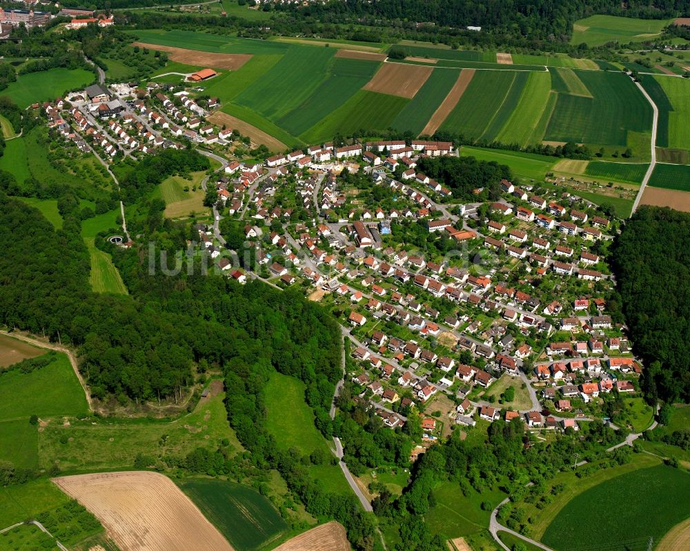 Backnang aus der Vogelperspektive: Dorf - Ansicht am Rande Waldgebieten in Backnang im Bundesland Baden-Württemberg, Deutschland