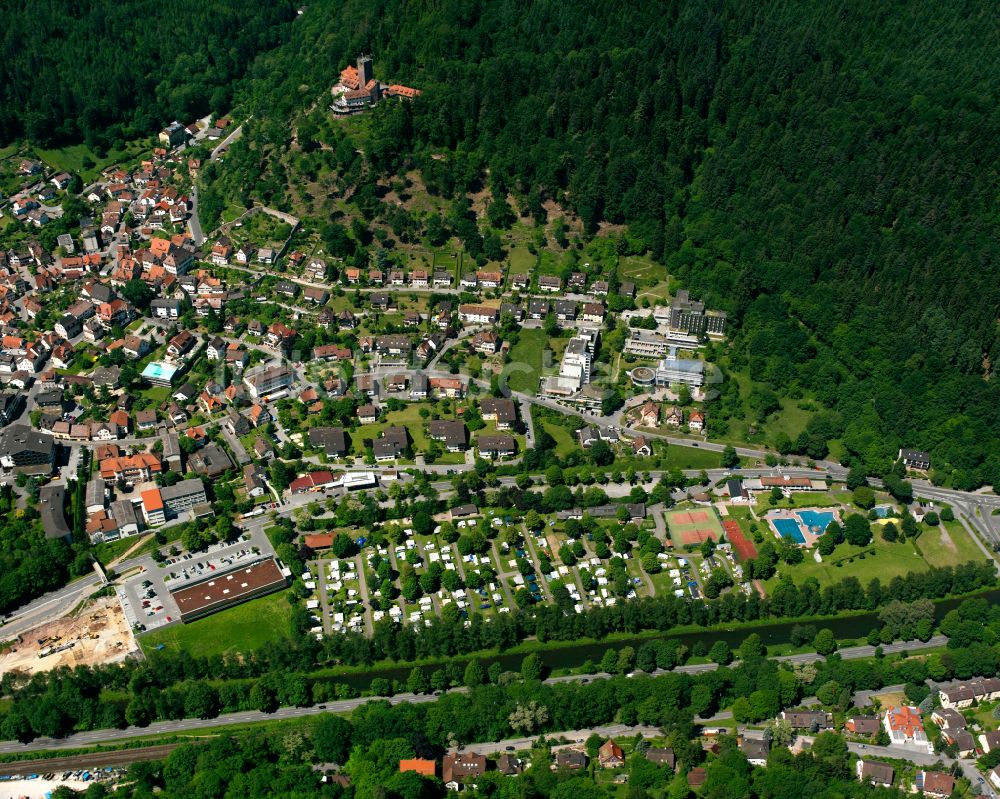 Bad Liebenzell von oben - Dorf - Ansicht am Rande von Waldgebieten in Bad Liebenzell im Bundesland Baden-Württemberg, Deutschland