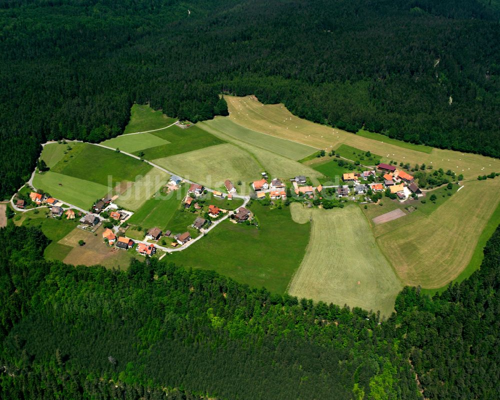 Bad Wildbad aus der Vogelperspektive: Dorf - Ansicht am Rande von Waldgebieten in Bad Wildbad im Bundesland Baden-Württemberg, Deutschland
