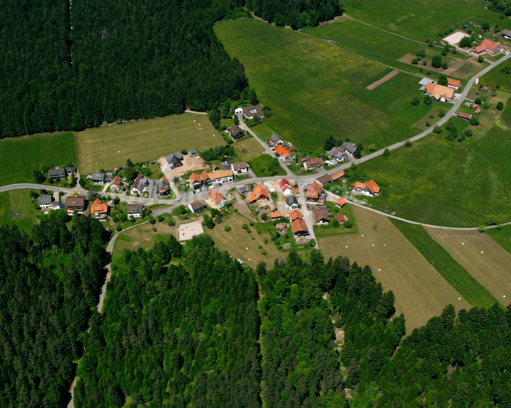 Luftaufnahme Bad Wildbad - Dorf - Ansicht am Rande von Waldgebieten in Bad Wildbad im Bundesland Baden-Württemberg, Deutschland