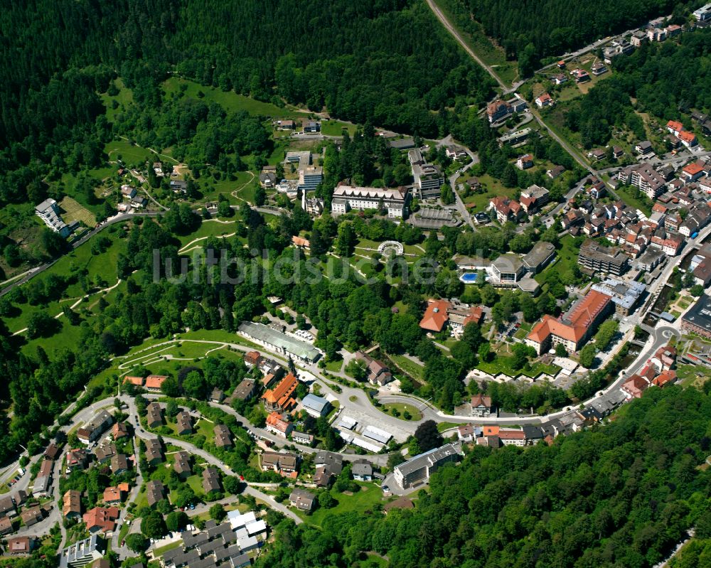 Bad Wildbad von oben - Dorf - Ansicht am Rande von Waldgebieten in Bad Wildbad im Bundesland Baden-Württemberg, Deutschland