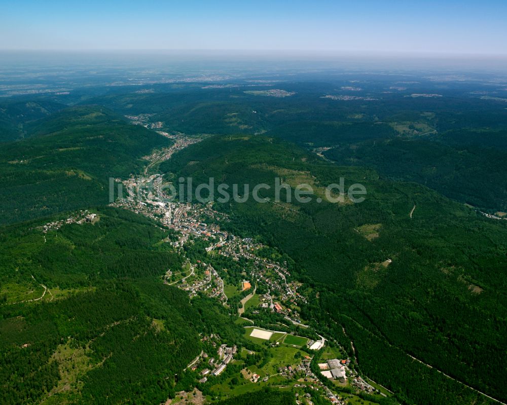 Luftaufnahme Bad Wildbad - Dorf - Ansicht am Rande von Waldgebieten in Bad Wildbad im Bundesland Baden-Württemberg, Deutschland