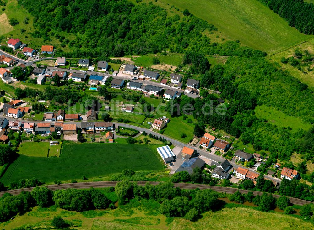 Luftaufnahme Bayerfeld - Dorf - Ansicht am Rande von Waldgebieten in Bayerfeld im Bundesland Rheinland-Pfalz, Deutschland