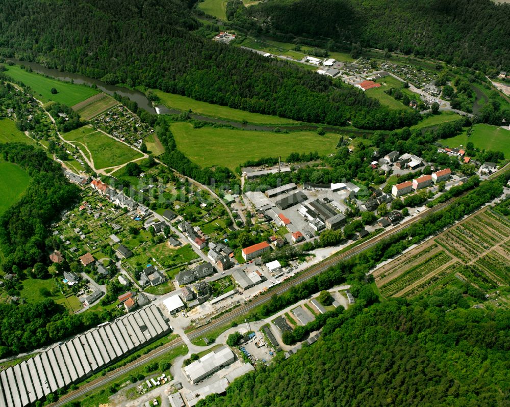 Luftaufnahme Berga - Dorf - Ansicht am Rande von Waldgebieten in Berga im Bundesland Thüringen, Deutschland