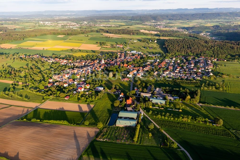 Luftaufnahme Betra - Dorf - Ansicht am Rande Waldgebieten in Betra im Bundesland Baden-Württemberg, Deutschland