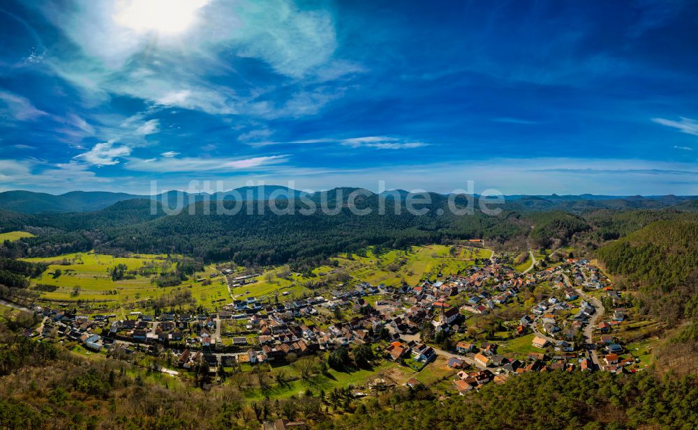 Luftaufnahme Birkenhördt - Dorf - Ansicht am Rande von Waldgebieten in Birkenhördt im Bundesland Rheinland-Pfalz, Deutschland