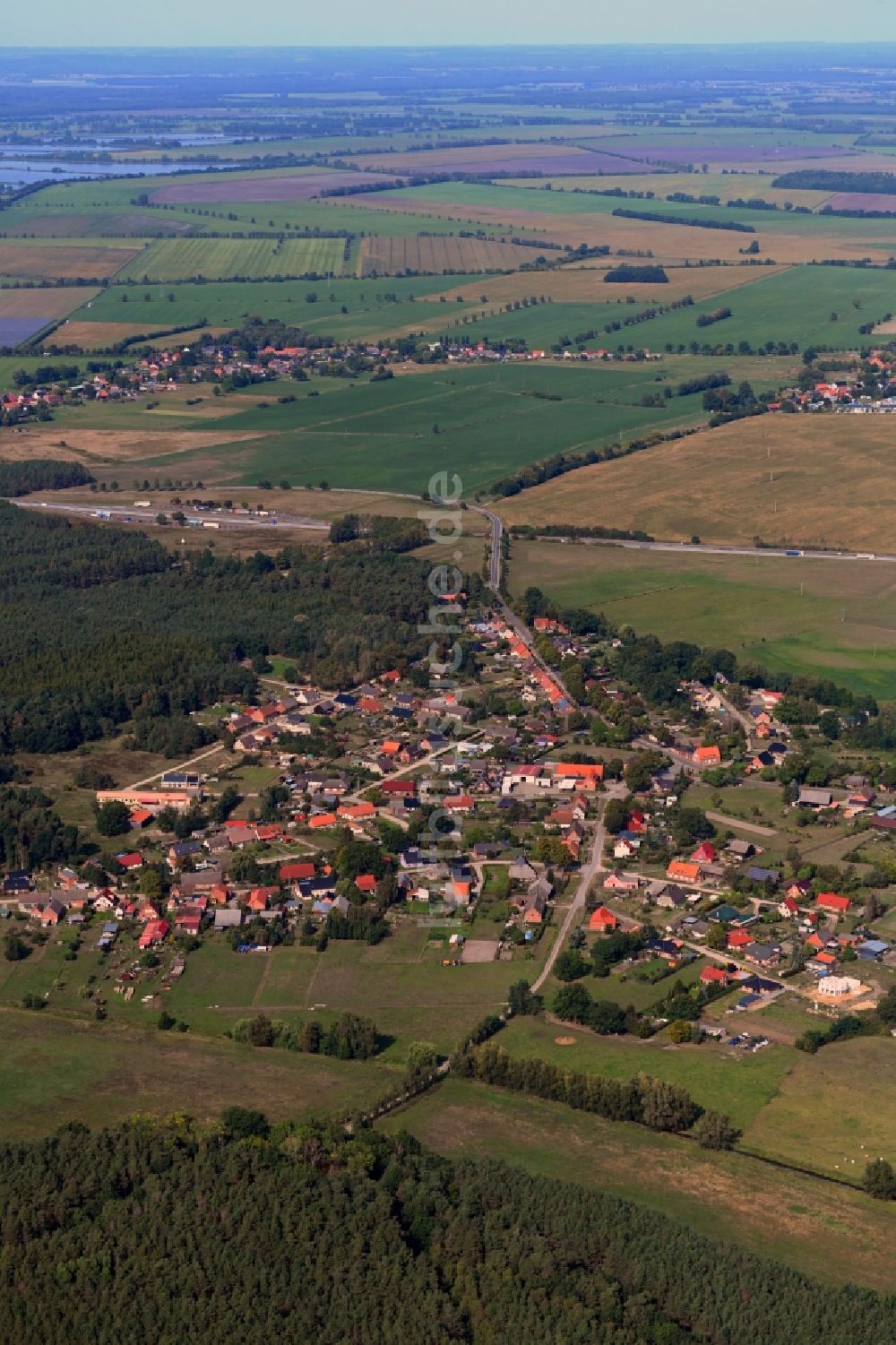 Blievenstorf aus der Vogelperspektive: Dorf - Ansicht am Rande Waldgebieten in Blievenstorf im Bundesland Mecklenburg-Vorpommern, Deutschland