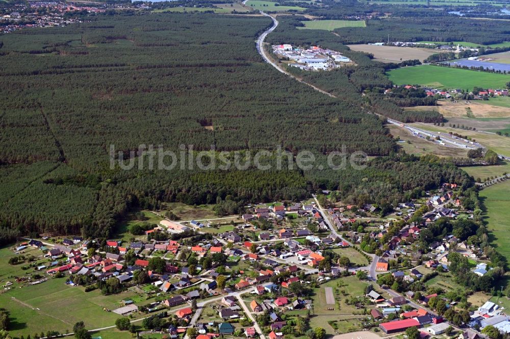 Luftaufnahme Blievenstorf - Dorf - Ansicht am Rande Waldgebieten in Blievenstorf im Bundesland Mecklenburg-Vorpommern, Deutschland