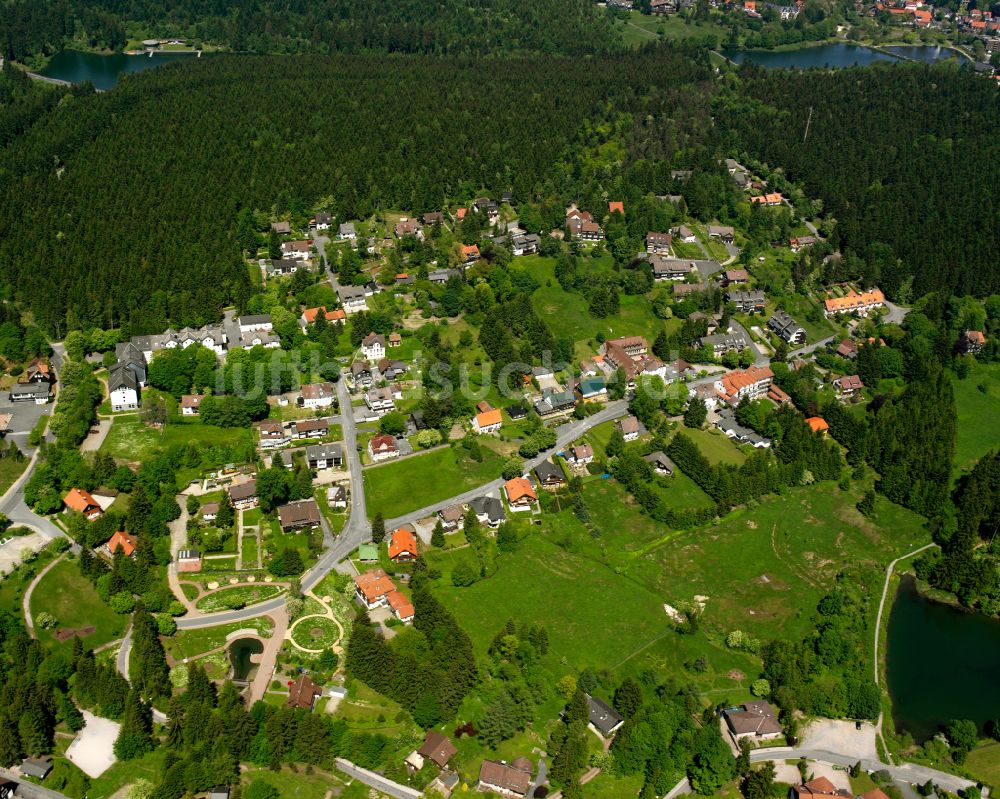 Bockswiese von oben - Dorf - Ansicht am Rande von Waldgebieten in Bockswiese im Bundesland Niedersachsen, Deutschland