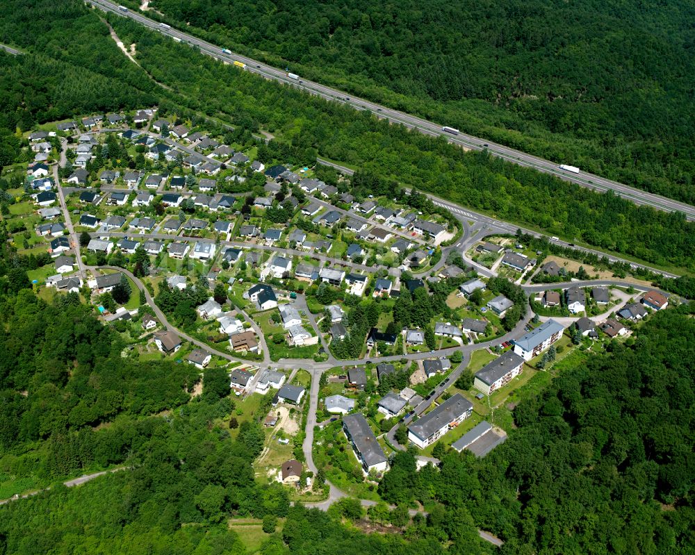Buchholz aus der Vogelperspektive: Dorf - Ansicht am Rande von Waldgebieten in Buchholz im Bundesland Rheinland-Pfalz, Deutschland