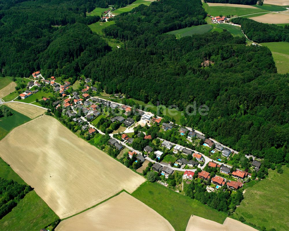 Luftaufnahme Burg - Dorf - Ansicht am Rande Waldgebieten in Burg im Bundesland Bayern, Deutschland