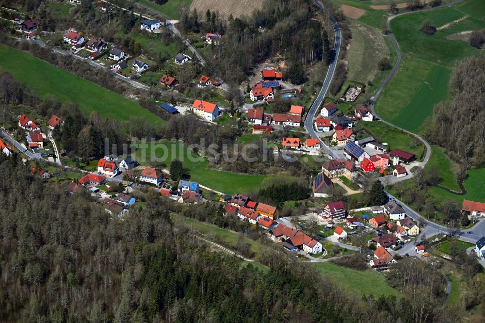 Luftaufnahme Burggrub - Dorf - Ansicht am Rande Waldgebieten in Burggrub im Bundesland Bayern, Deutschland