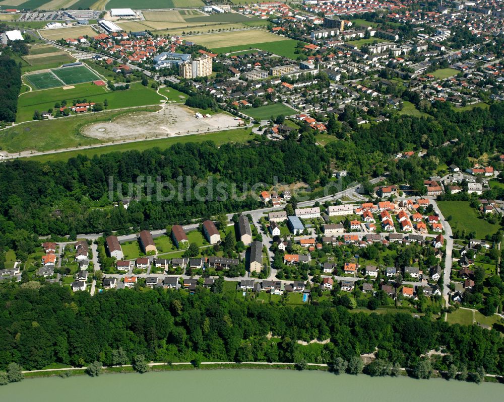 Luftbild Burghausen - Dorf - Ansicht am Rande Waldgebieten in Burghausen im Bundesland Bayern, Deutschland