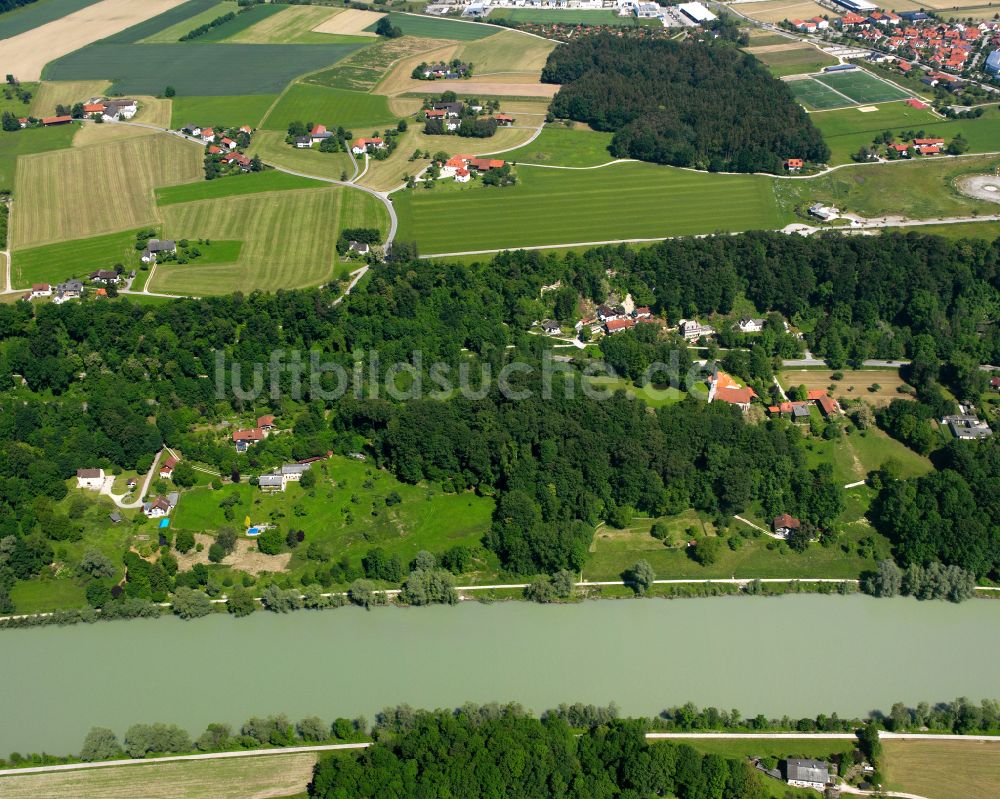 Luftaufnahme Burghausen - Dorf - Ansicht am Rande Waldgebieten in Burghausen im Bundesland Bayern, Deutschland
