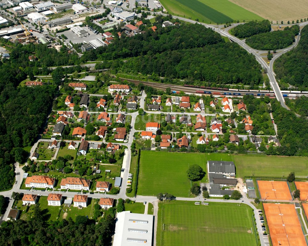 Burghausen von oben - Dorf - Ansicht am Rande Waldgebieten in Burghausen im Bundesland Bayern, Deutschland