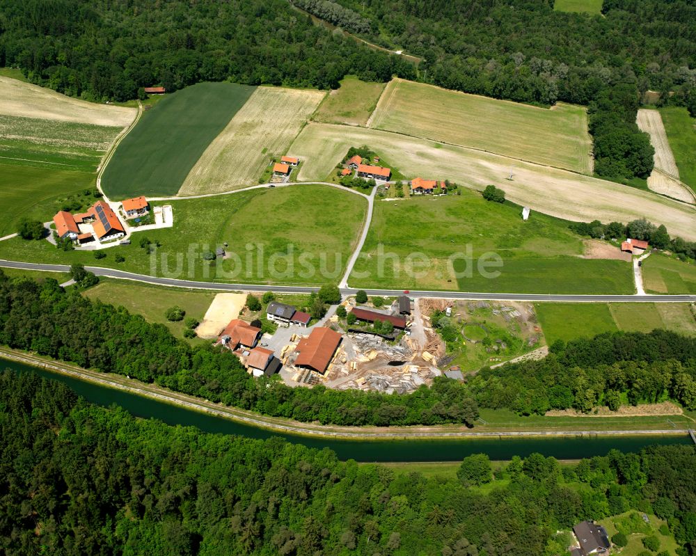 Luftaufnahme Burgkirchen an der Alz - Dorf - Ansicht am Rande Waldgebieten in Burgkirchen an der Alz im Bundesland Bayern, Deutschland