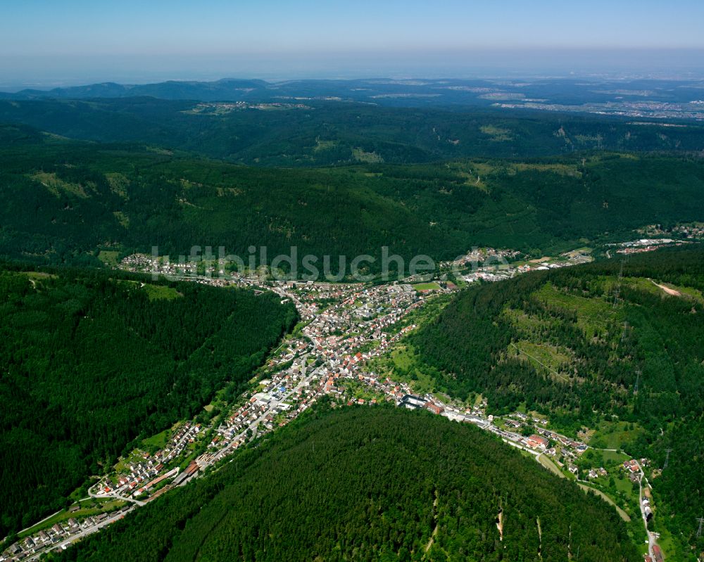 Calmbach aus der Vogelperspektive: Dorf - Ansicht am Rande von Waldgebieten in Calmbach im Bundesland Baden-Württemberg, Deutschland