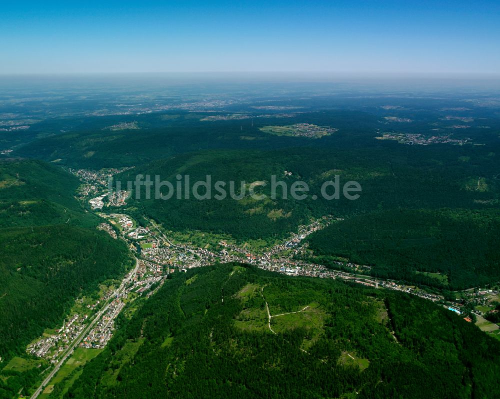 Luftbild Calmbach - Dorf - Ansicht am Rande von Waldgebieten in Calmbach im Bundesland Baden-Württemberg, Deutschland