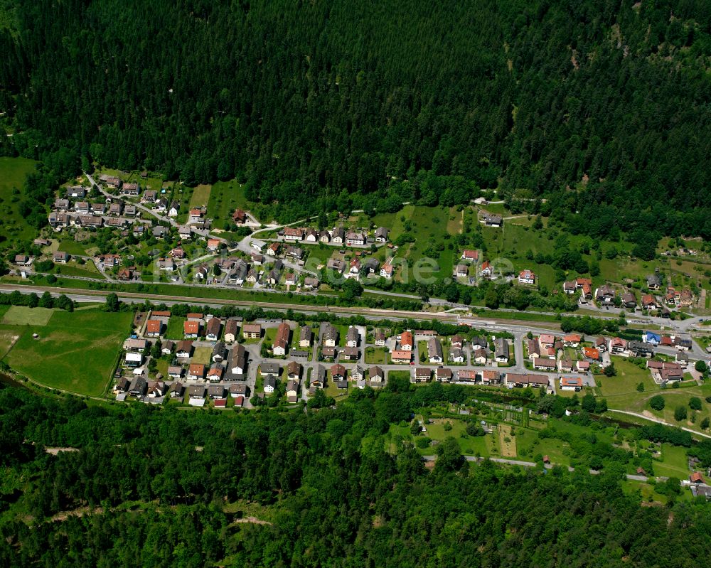 Luftaufnahme Calmbach - Dorf - Ansicht am Rande von Waldgebieten in Calmbach im Bundesland Baden-Württemberg, Deutschland